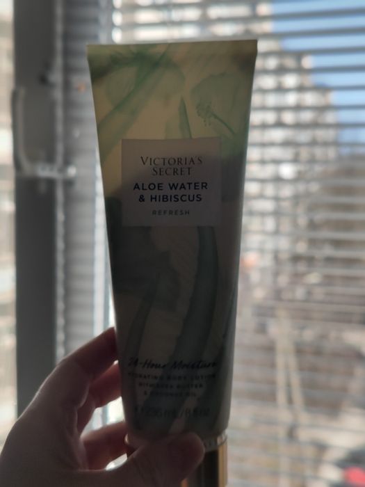 Парфюмированный набор Victoria's Secret Aloe Water & Hibiscus Refresh.