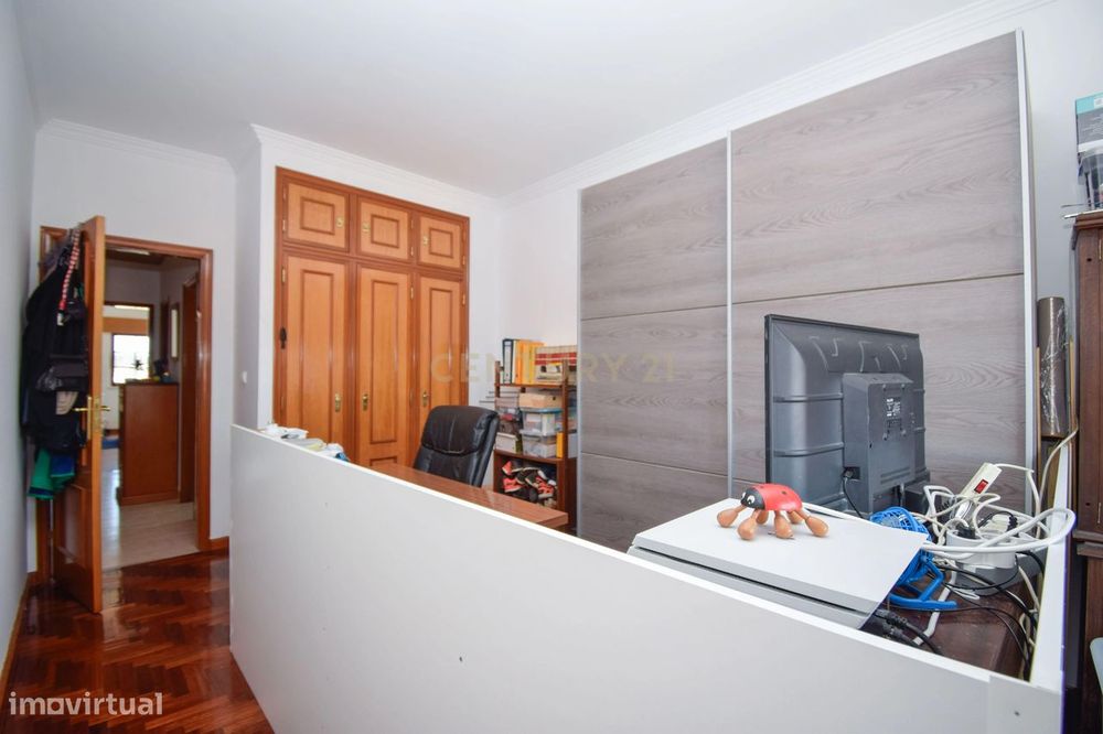 Apartamento T3, com 107 m² de área útil, estúdio musical com 40 m² e g