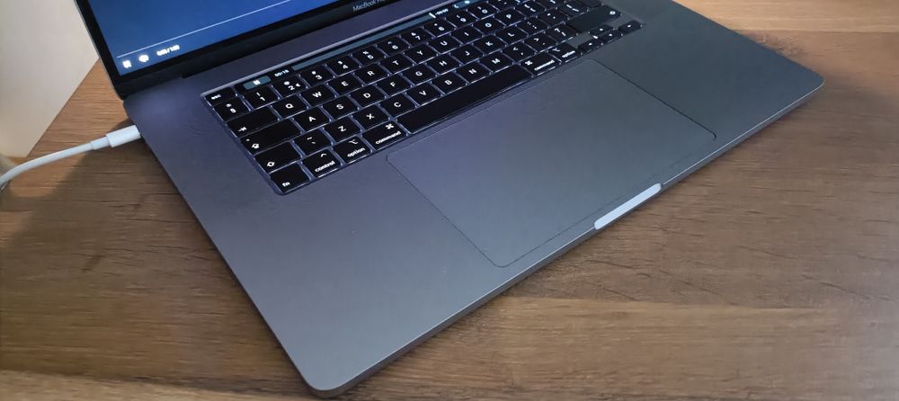 MacBook pro 16 cali i7 stan idealny  2022r lepszy niż M1