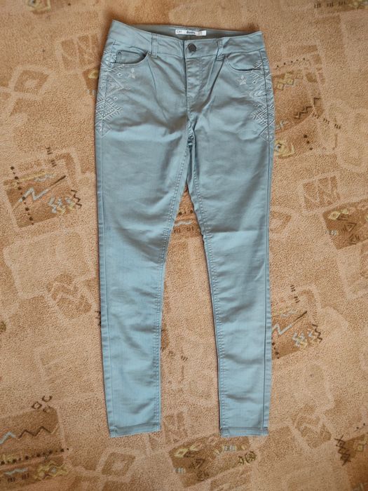 Spodnie khaki z azteckim wzorem Dorothy Perkins