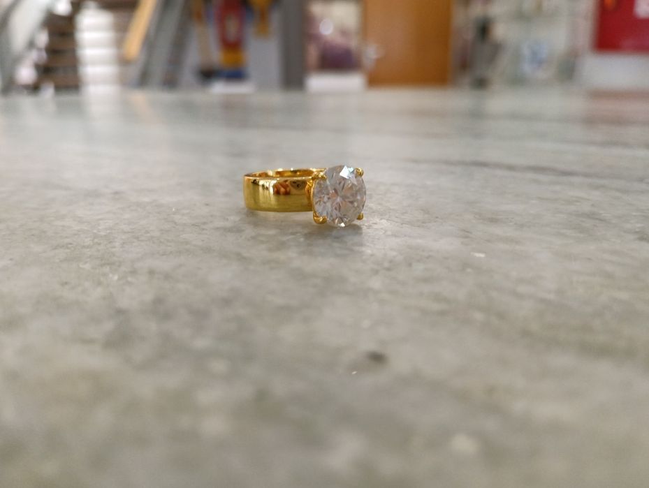 Anel com pedra de Moissanite