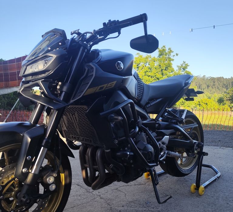 Yamaha mt09 akrapovic