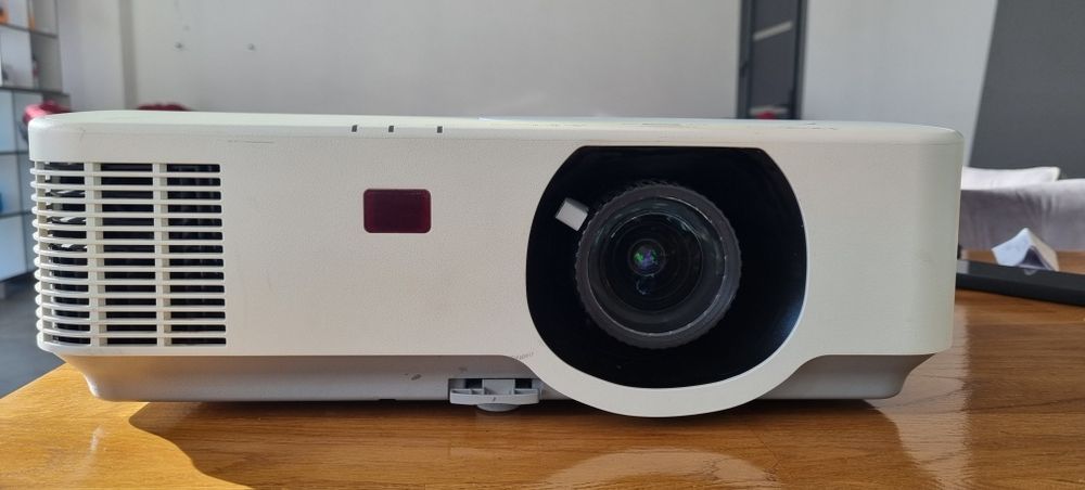 Проектор  NEC P554U