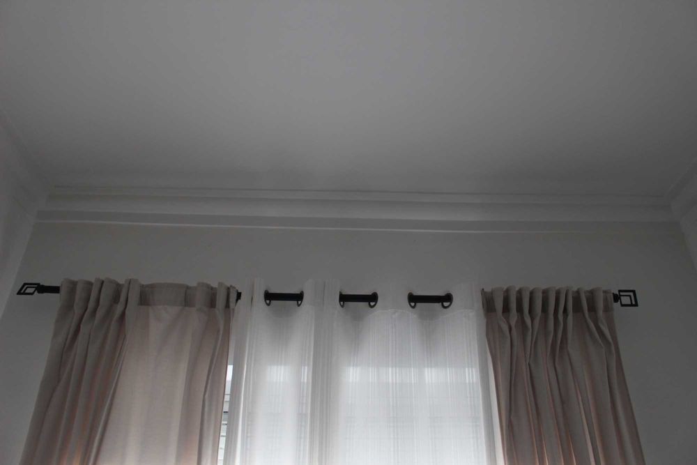 Varão de cortinados com cortinados incluídos