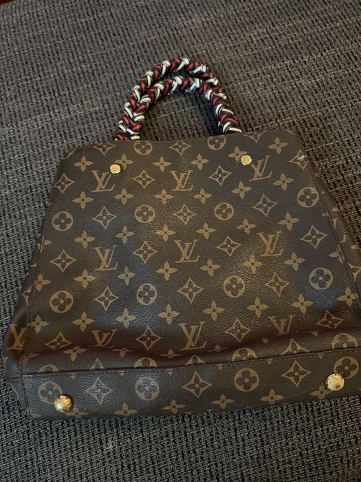 Mala Louis Vuitton com muitos detalhes