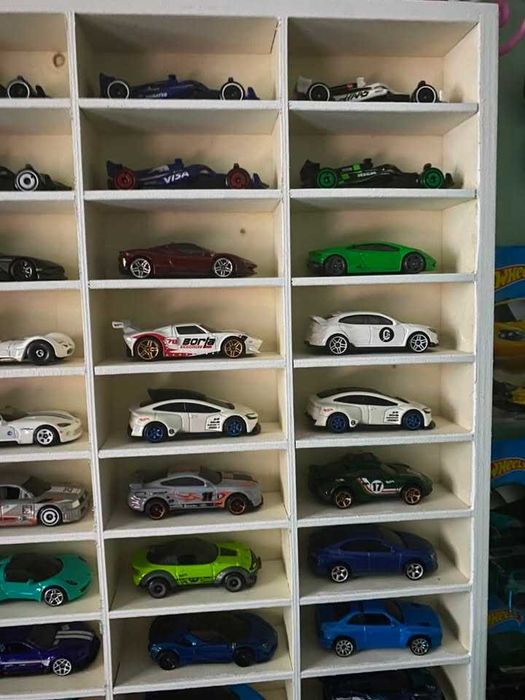 Colecao de hot wheels, Mini Gt e tarmac e parteleira incluida