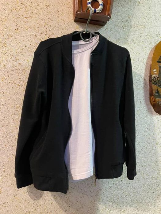 Чорний свитер на замку светр