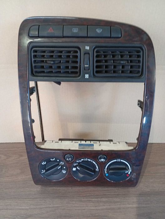 Ramka panelu środkowego Toyota Avensis T22