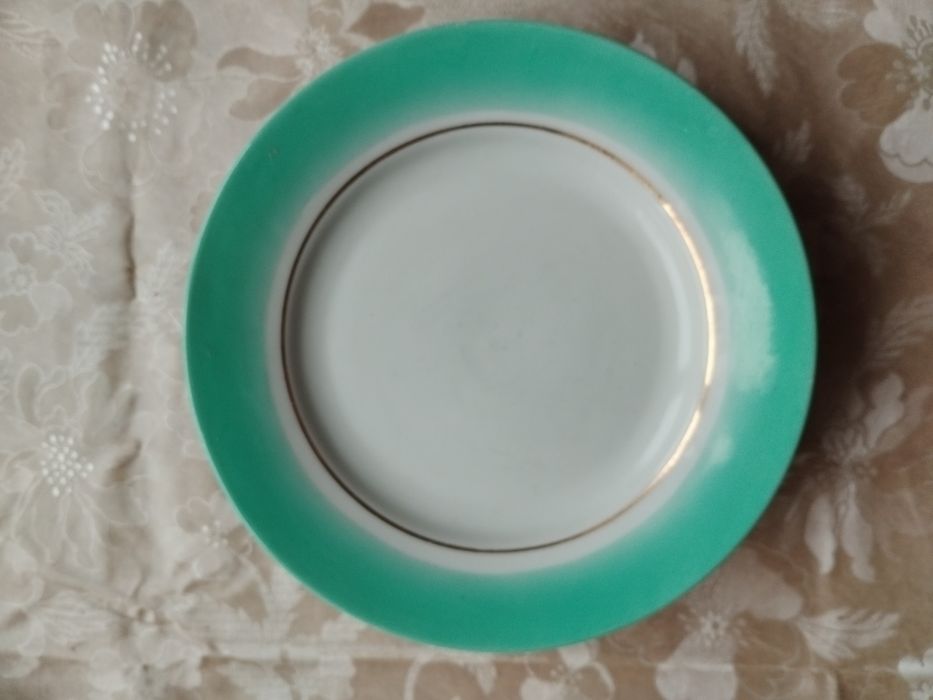 Продам тарілки глибокі і мілкі