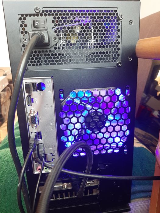 Komputer gemingowy Windows 11  256 SSD Nvidia GTX 1050i z monitorem