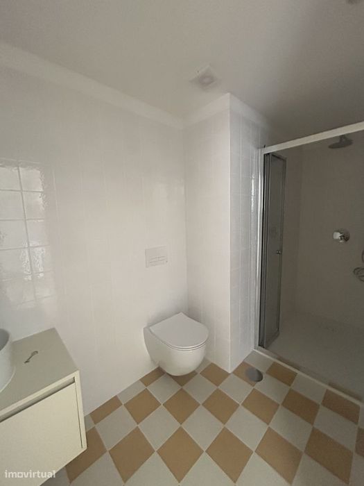 Vende-Se T2 Duplex Novo, Com Terraço E Suíte, No Centro De Braga.