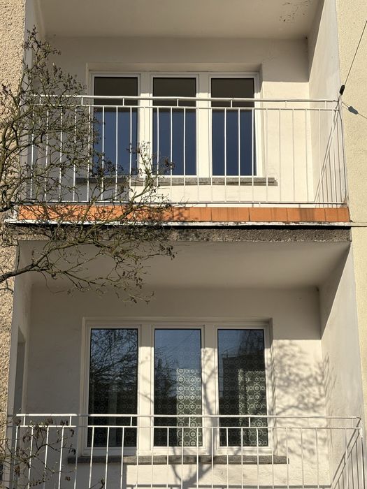 białe okna ścienne trzyskrzydłowe dwuszybowe na sprzedaż używane