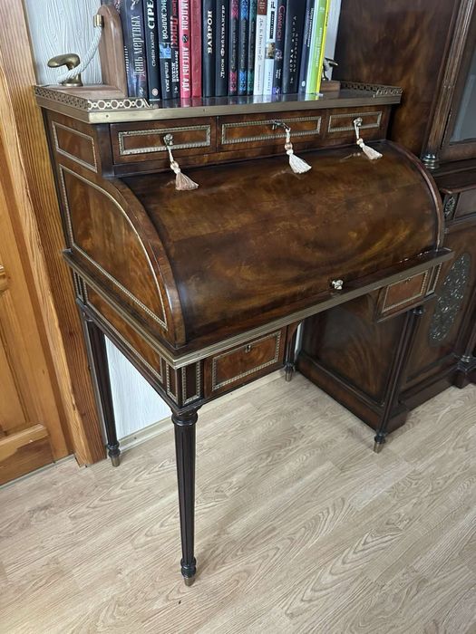 Секретер в идеальном состоянии