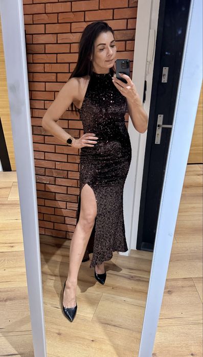 Elegancka cekinowa sukienkaz rozcieciem, rozmiar uni, kolor brązowy