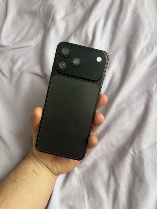 Android в корпусі iphone 17 pro max