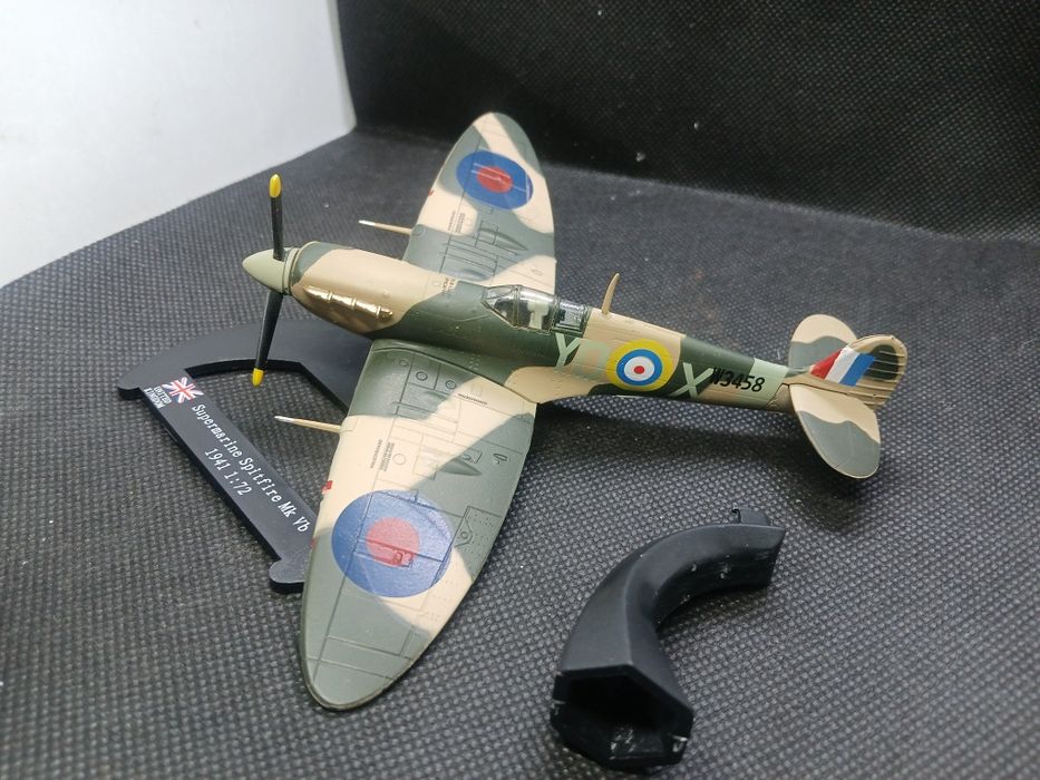 Miniaturas  de aviões  1:73 novos com fascículos