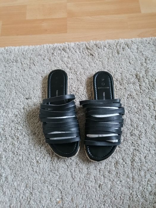 Nowe super skórzane klapki