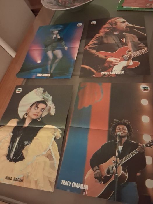 Posters antigos de cantores e bandas