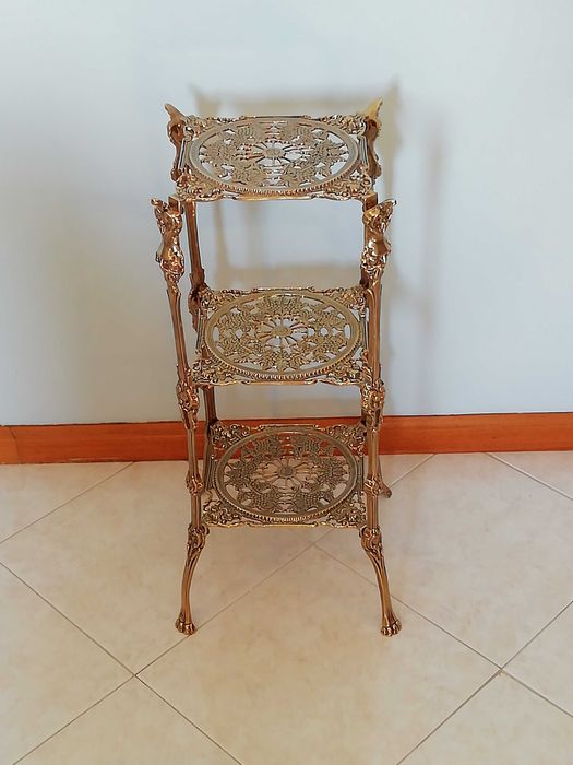 Mesa de apoio em latão