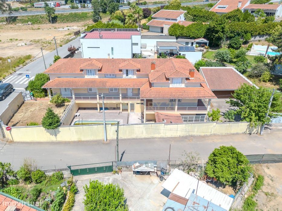 Moradia V8 Luxuosa-7 suítes privativas-Piscina