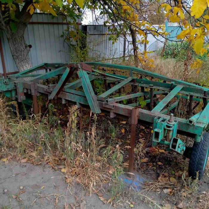 Трактор ЮМЗ, плуг та культиватор