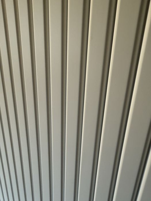 Wiszący słupek łazienkowy - MDF lakier, ryflowany (180x40x35)