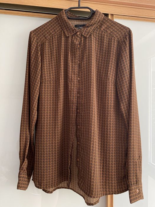 Brązowa koszula we wzorki