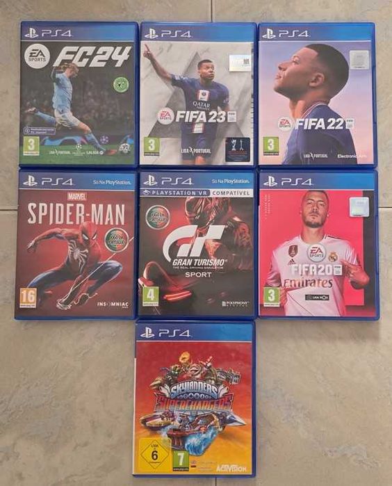 PS4 com 3 comandos e jogos