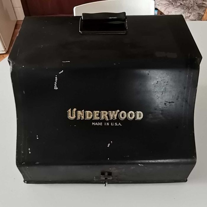 Máquina de escrever com mais de cem anos em ótimo estado.