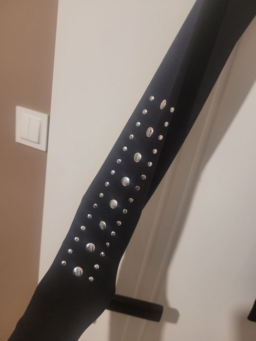 Legginsy czarne r. 1/2 gr. 60 ze srebną aplikacją z boku  v