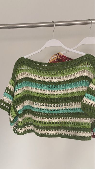 Top em crochet feito à mão