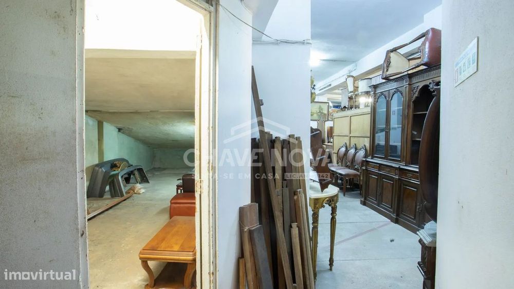 Garagem / Armazém Independente com 256m² na Avenida da República