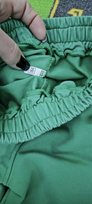 Подарую костюм 164 розміру на дівчинку