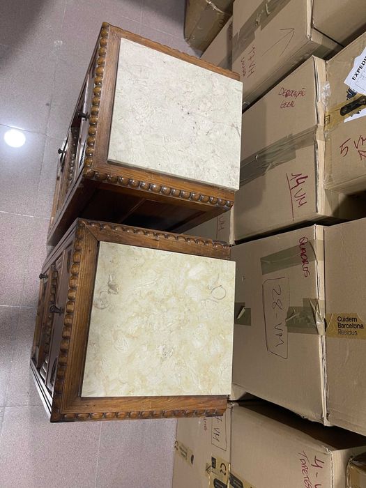 Conjunto de duas mesas de cabeceira vintage em ótimo estado