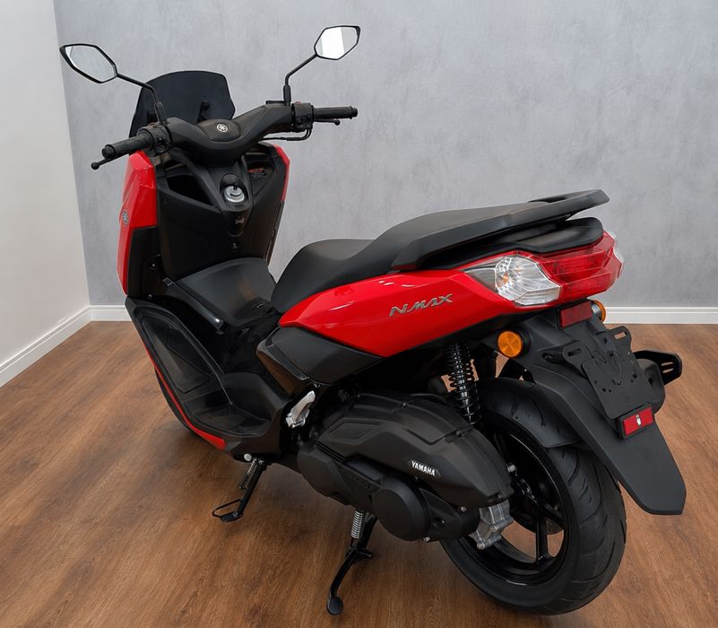 Moto Nmax Bluecore vermelha