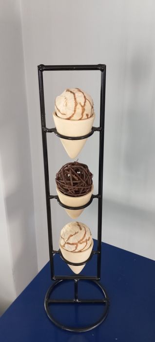 Suporte metálico com mini vasos decorativos