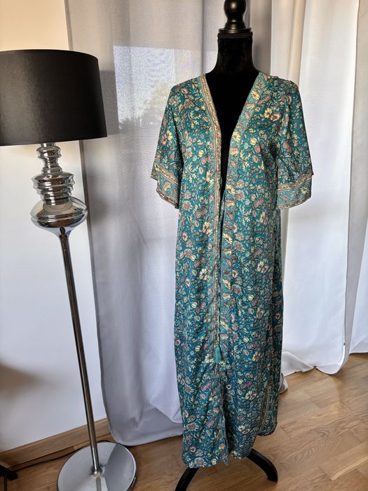 Quimono novo, em seda, padrão floral em tons de azul, amarelo e rosa.