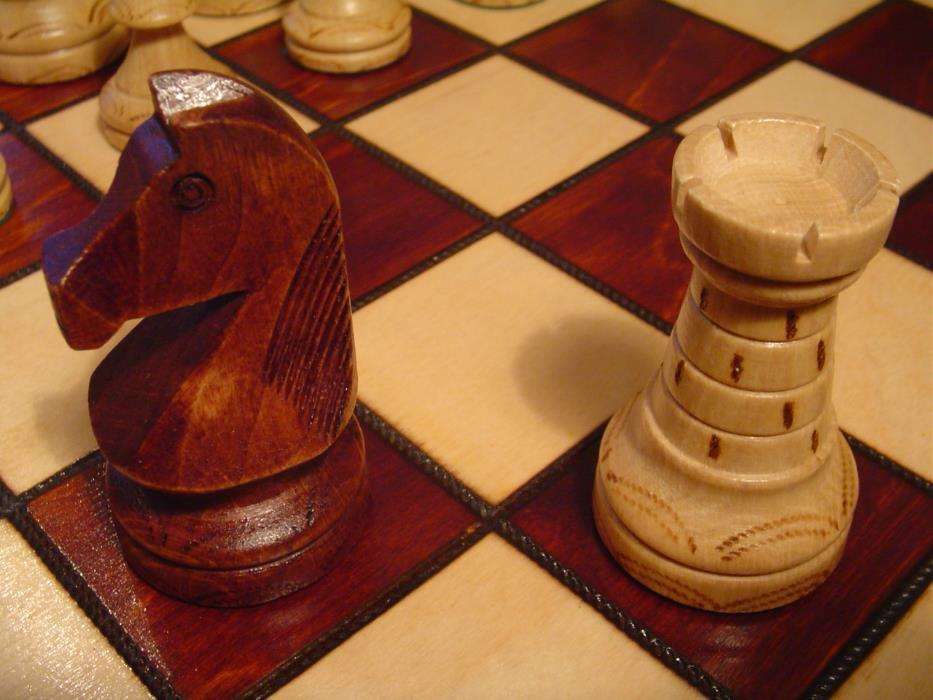 XADREZ de madeira – todo jogo feito em trabalho manual - É grande !