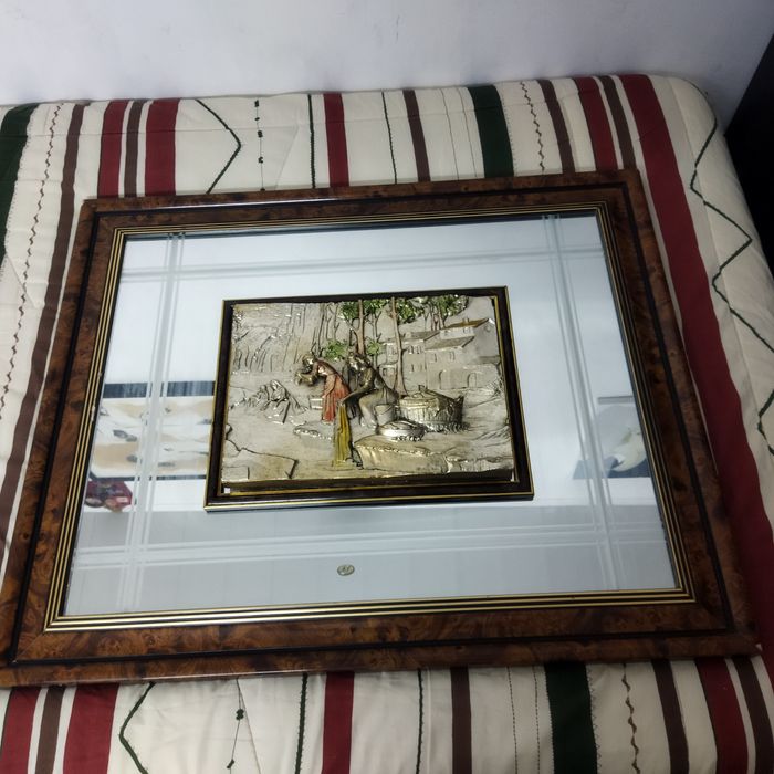 Quadro espalhado em relevo.