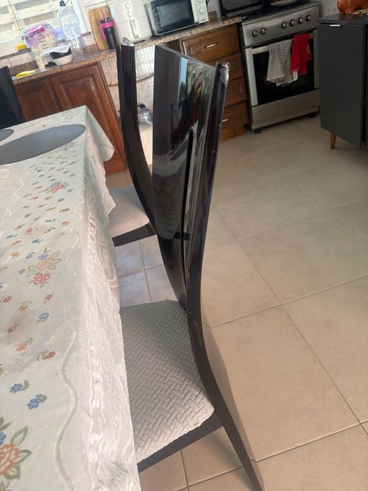Mesa de vidro com 6 cadeiras nas medidas 2x1