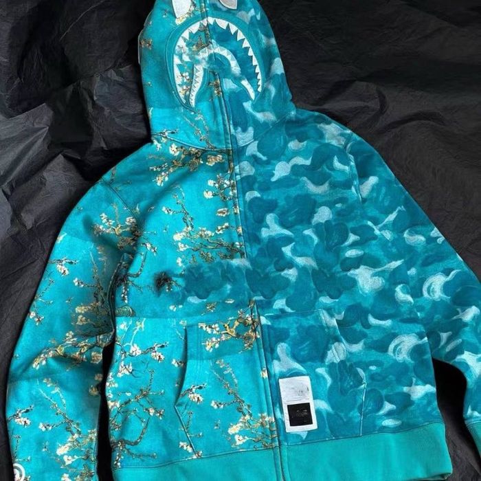 В наявності кофти Bape