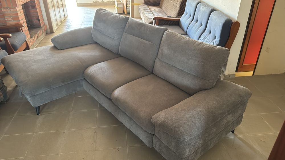 Sofá 3 lugares com chaise longue (faz sofá cama)