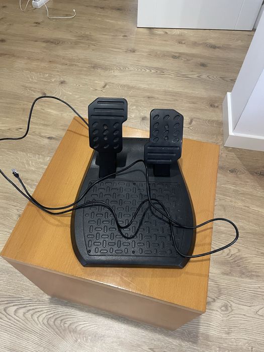 Pedais thrustmaster