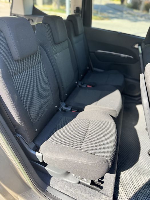 Peugeot 5008 2011