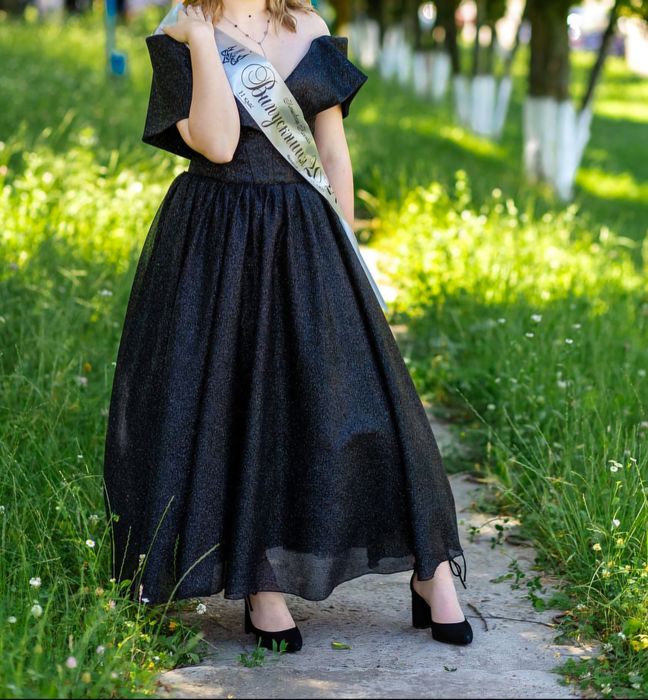 Чорна випускна сукня