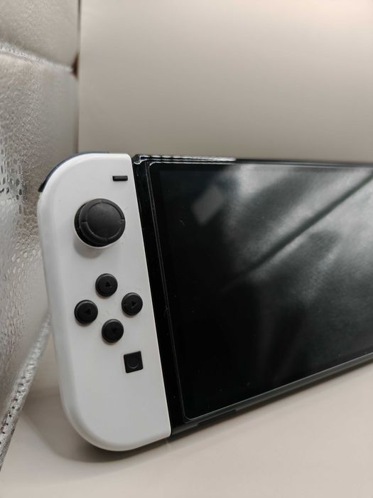 Nintendo Switch OLED 4x Joy Con Karta 128GB Etui i inne dodatki BIAŁA