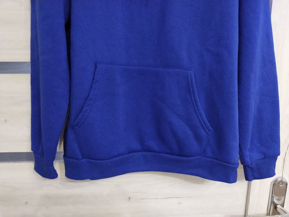 Niebieska bluza z kapturem