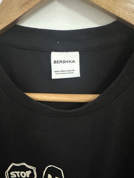 T-shirt preta com