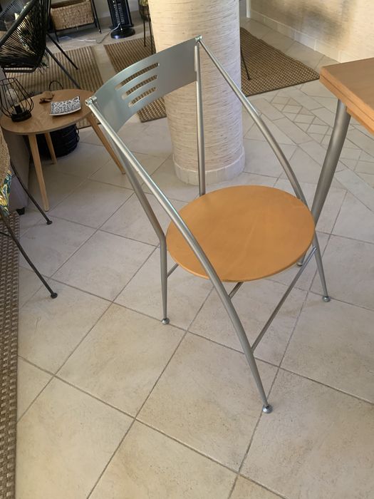 Mesa e duas cadeiras