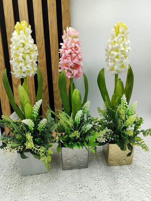 Hiacynt w złotej strebrnej białej osłonce kompozycja wiosenna